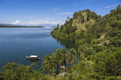 Rwanda, Province de l’Ouest, Karongi (anciennement nommée Kibuye), bateau longeant les rives du lac Kivu