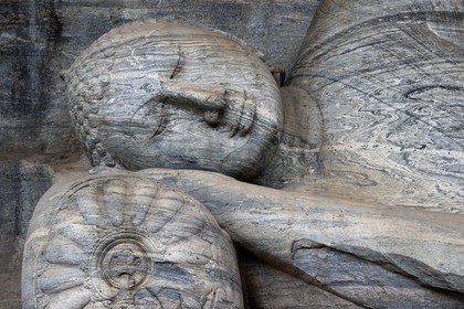 Sri Lanka, province du Centre-Nord, Polonnaruwa, l'ancienne capital du pays (XIe au XIIIe siècle) est classée au Patrimoine Mondial de l'UNESCO, bouddha géant taillé dans la rocher du Gal Vihara, Bouddha couché