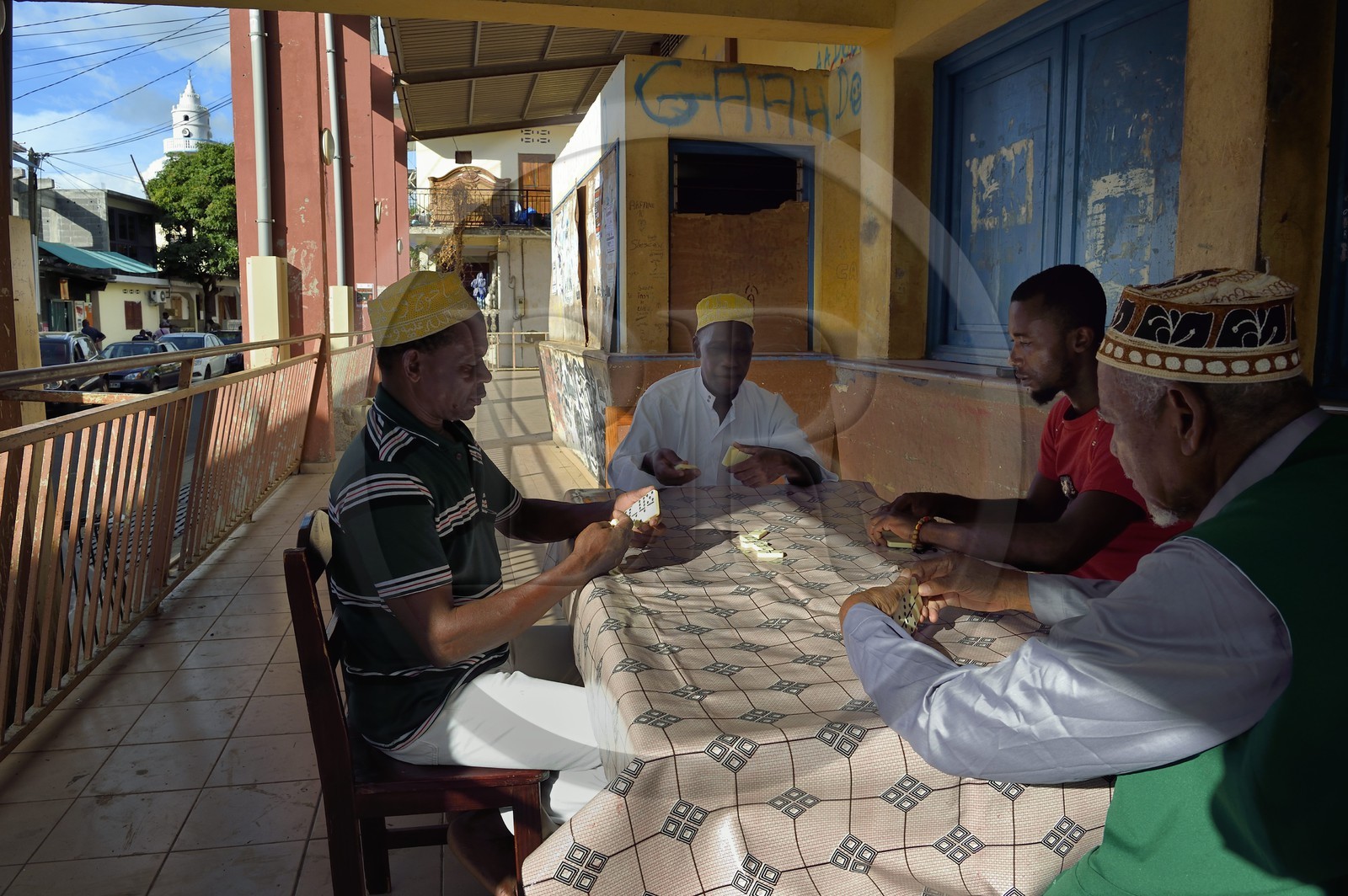 France, Ile de Mayotte, Grande-Terre, Sada, joueurs de dominos portant un kofia brodé, chapeau traditionnel comorien