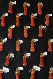France, Corse-du-Sud (2A), Ajaccio, mains en corail pour conjurer le mauvais sort, dans la vitrine de la boutique La Maison du Corail rue Fesch