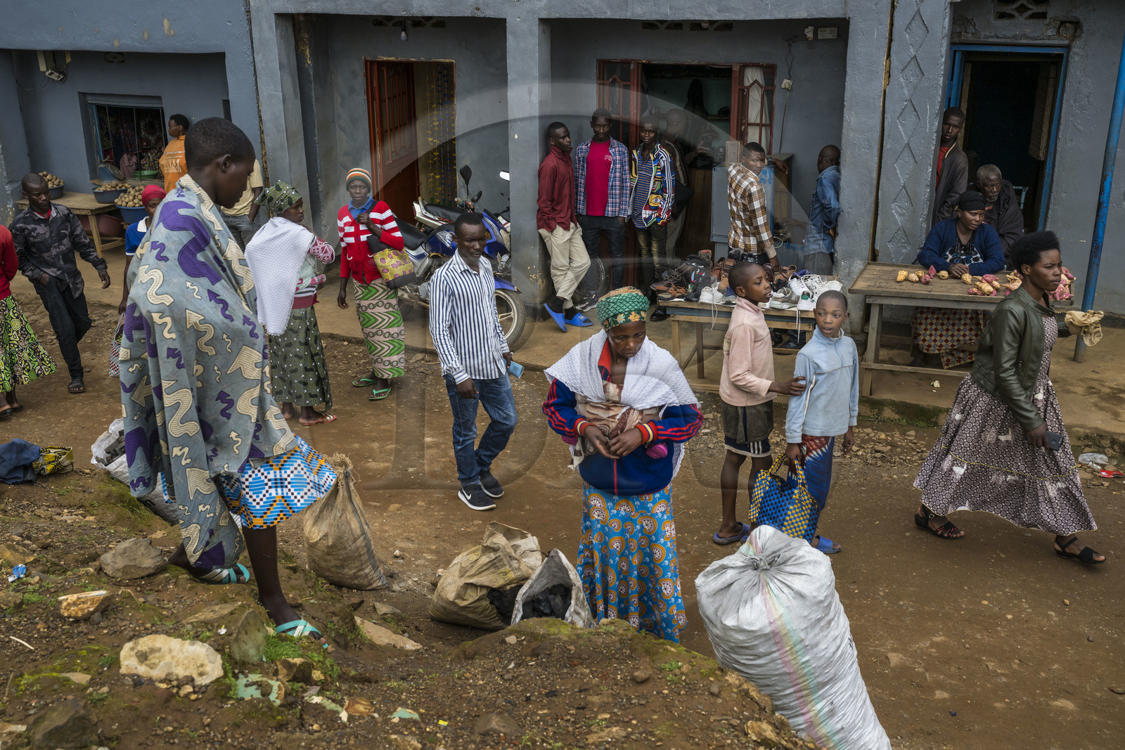 Rwanda, Province de l’Ouest, Gisakura, commerces et étals dans les rues du village