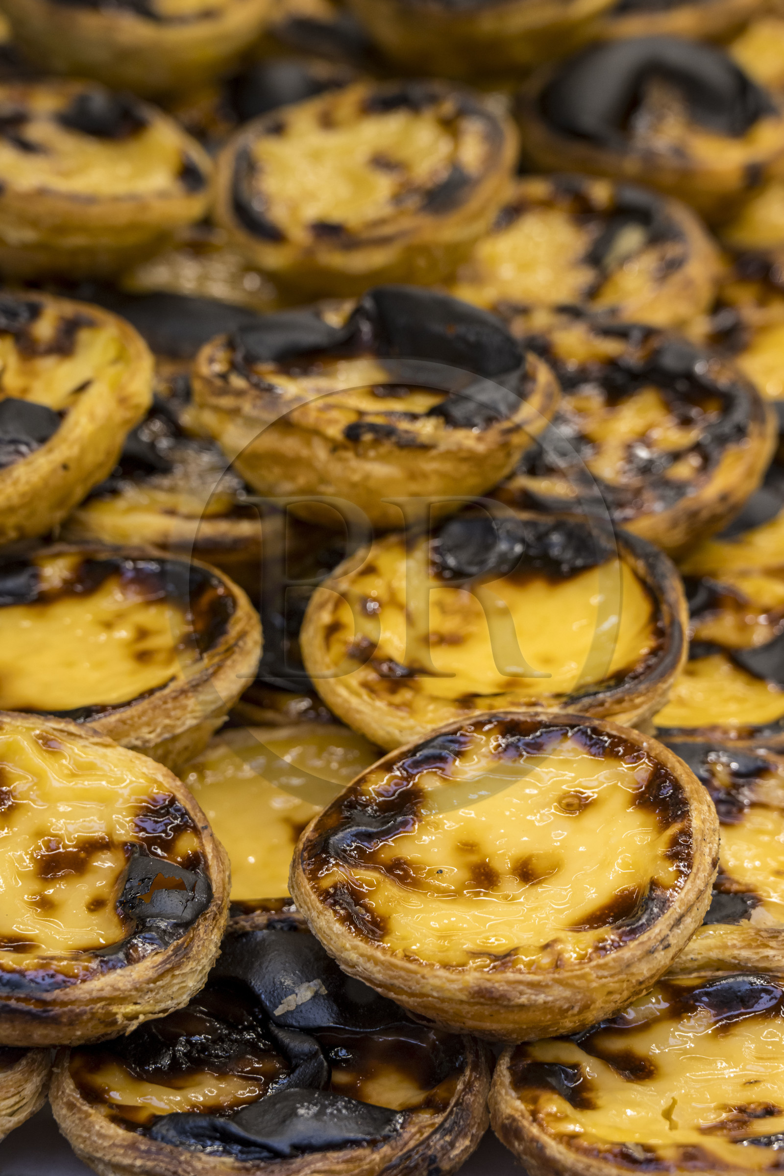 Portugal, Lisbonne, pasteis de Nata dans la vitrine de la patisserie Manteigaria Rua Augusta