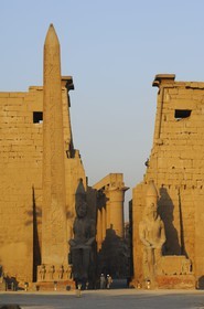Egypte, Haute Egypte, vallée du Nil, temple de Louxor classé Patrimoine Mondial de l'UNESCO, le 1er pylone et l'obélisque