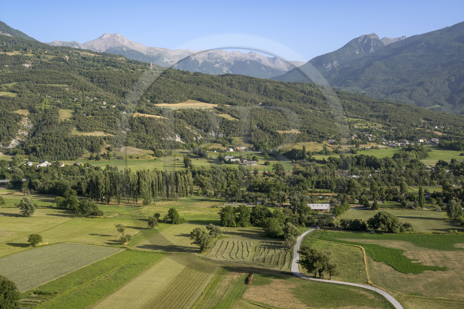 France, Hautes Alpes (05), Embrun, vue sur la vallée de la Durance et les massifs au Sud de la ville depuis la Promenade du bord du Roc sur les remparts