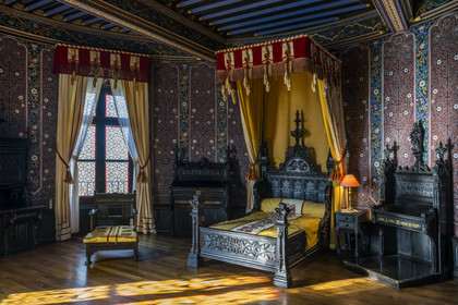 France, Pyrénées-Atlantiques (64), la côte du Pays-Basque, Hendaye, chateau d'Abbadia construit en 1870 par Eugène Viollet-le-Duc pour Antoine d'Abbadie d'Arrast, la chambre de la tour décorée par un mobilier en poirier teint en noir dans le style néo-gothique tardif