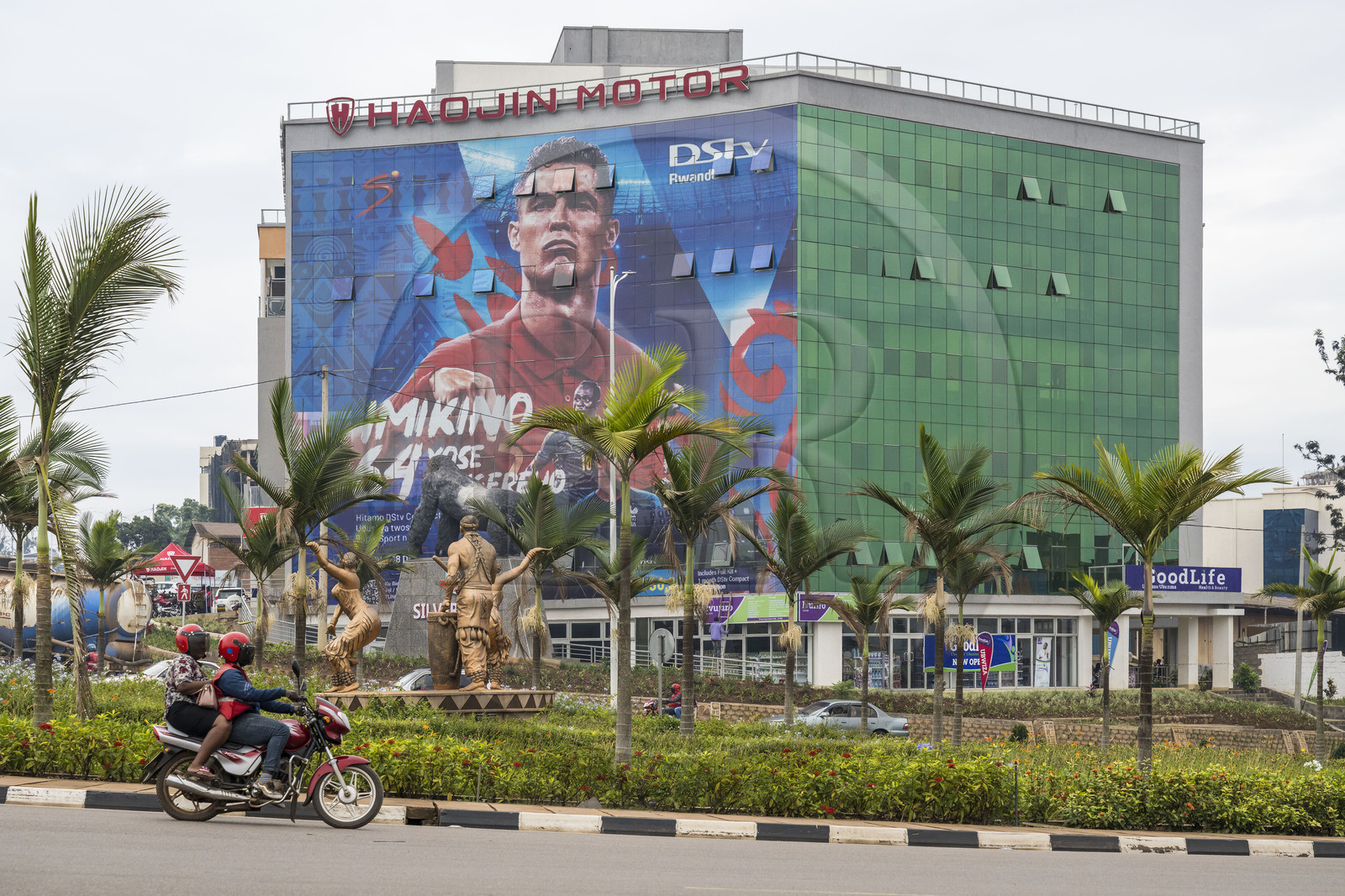 Rwanda, Kigali, le centre commercial Silverback mall avec une publicité géante pour la coupe du monde de football et une sculpture de danseurs Intore traditionnels