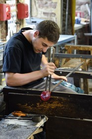 France, Moselle (57), Meisenthal, Centre international d’Art verrier (CIAV), l'atelier de soufflage, fabrication artisanale d'une boule de Noël, façonnage à la sortie du moule de soufflage