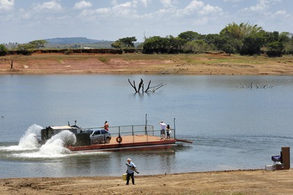 Brésil, Etat du Minas Gerais, région de Carrancas au sud de Sao Joao del Rei, bac de traversé du  Rio Grande  (Route de l'or, Estrada Real)