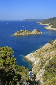 France, Var (83), Iles d'Hyères, Parc national de Port Cros, Ile de Port-Cros, plage de la Palud, Johann Cerisier, garde moniteur du parc national de Port-Cros en tournée de surveillance au rocher du Rascas (en arrière plan)