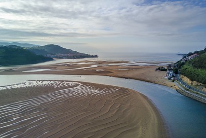 Spain, Basque Country, Biscay Province, Gernika-Lumo region, Urdaibai estuary Biosphere Reserve, estuary of the Oka River at low tide in front of Mundaka, the beach of Laida (aerial view)