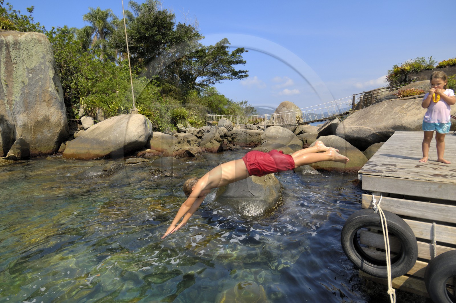 Brésil, Etat de Rio de Janeiro, Paraty, Ile Catimbau, Thomas Campers avec sa jeune sœur