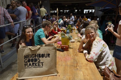 Afrique du Sud, province de Gauteng, Johannesburg, quartier de Braamfontein, Neighbourgoods Market, marché du samedi qui est autant une source d'approvisionnement pour des aliments de la ferme et des produits spécialisés comme il est un point de rencontre de la communauté pour échanger des idées et être entrainé par l'énergie qui fait Joburg