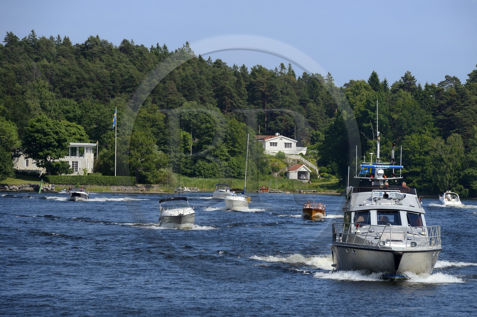 Suède, archipel de Stockholm, hors-bord dans Lännerstasundet