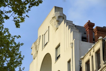 France, Rhône (69), Lyon, les berges du Rhône, détail de la façade de l'immeuble Barrioz de 1930 sur le quai Général Sarrail, deux têtes colossales qui représentent Minerve et Mercure
