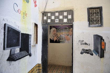 Maroc, Moyen Atlas, Fès, ville impériale, médina classée Patrimoine Mondial de l'UNESCO, Fès el Bali, entrée d'une boutique de jeux et internet