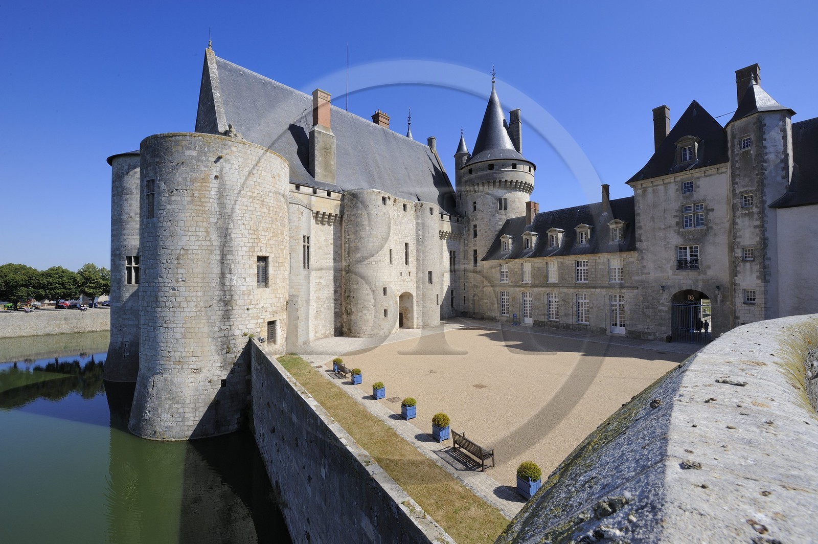 France, Loiret (45), Vallée de la Loire classée Patrimoine Mondial de l' UNESCO, Sully-sur-Loire, château du XIVe XVIIe siècles, mention obligatoire : Châteaux de Sully-sur-Loire, propriété du département du Loiret