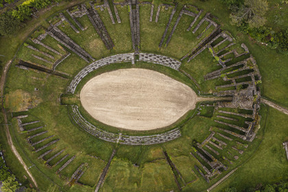 France, Charente-Maritime (17),  Saintonge, Saintes, amphithéâtre gallo-romain appelé localement les Arènes de Saintes, sa construction commence sous le règne de Tibère et s'achève sous le règne de Claude, vers 40 après JC, 127 mètres de long sur 102 de large, il pouvait accueillir près de 15 000 spectateurs (vue aérienne)