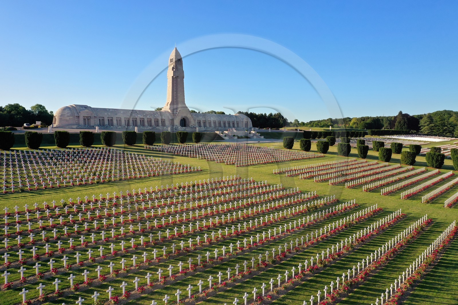 France, Meuse (55), Douaumont, bataille de Verdun, ossuaire de Douaumont, tombes de soldats align