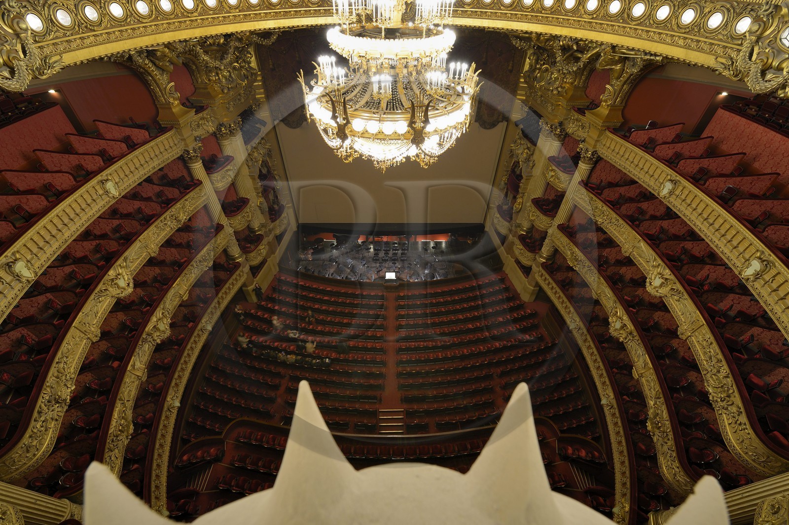 France, Paris (75), Opéra Garnier, la grande salle surplombée par le grand lustre de 7 à 8 tonnes créé par Garnier