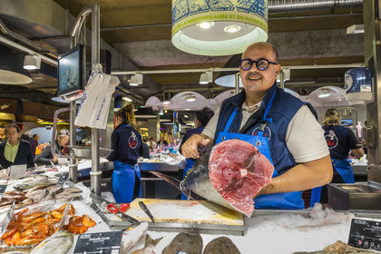 France, Hérault (34), Sète, Les Halles, marché couvert, étal du poissonnier Chez Cyril, Cyril Caumette présente un thon rouge