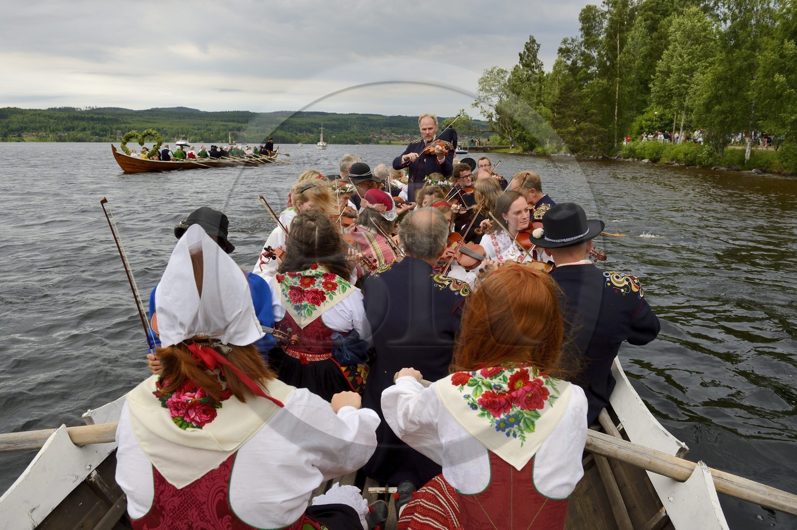 Suède, comté de Dalécarlie, Leksand, les très populaires célébrations du solstice d'été pour la Saint-Jean, transfert dans les anciennes Barques d’Eglises sur le lac Siljan