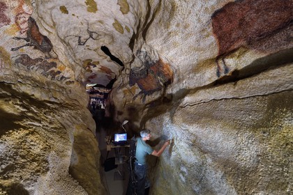 France, Dordogne (24), Montignac, chantier du futur Centre International de l'Art pariétal de Montignac-Lascaux (Lascaux 4), le diverticule axial de la grotte reconstituée par l’Atelier des Fac-Similés du Périgord (AFSP), finitions des peintures murales de la partie inférieure par l'artiste peintre Gilles Lafleur