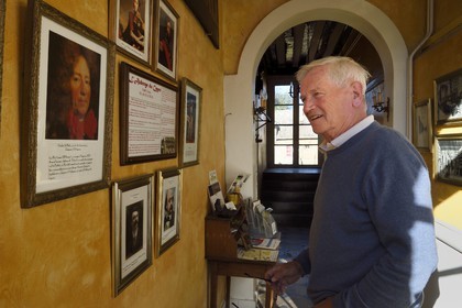 France, Seine-Maritime (76), Pays de Caux, Tôtes, l'auberge du cygne, ancien relais de la Poste royale, elle aurait hébergé des personnalités comme D'Artagnan, Madame de Pompadour, Louis-Philippe Ier, Napoléon Ier et l’impératrice Joséphine etc et fut le lieu où Guy de Maupassant écrivit Boule de Suif (dans lequel l’auberge est très présente) et où Gustave Flaubert écrivit une partie de Madame Bovary, le comte Geoffroy De Belloy De Saint-Linéard dont la famille en est propriétaire depuis la fin du XVIIe siècle