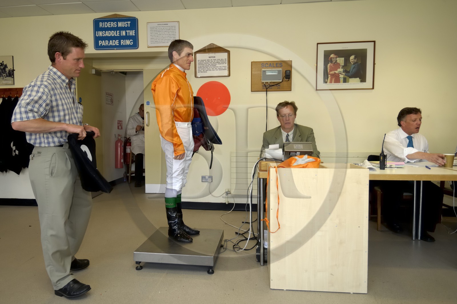 Irlande, Co. Meath, hippodrome de Fairyhouse, enregistrement du poids d'un jockey avant la course