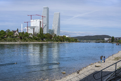 Suisse, Bâle, les Tours Roche, les plus hautes de Suisse signées par les architectes Herzog et de Meuron et les rives du Rhin