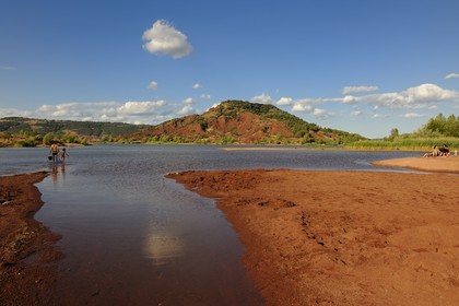 France, Hérault (34), terre rouge des bords du lac de Salagou