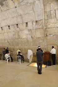 Israel, Jérusalem, ville sainte, vieille-ville classée Patrimoine Mondial de l'UNESCO, partie couverte du Mur des Lamentations ou mur occidental faisant partie des murs de soutènement de l'esplanade du Temple construite par Hérode Ier le Grand, Juifs orthodoxes en prière