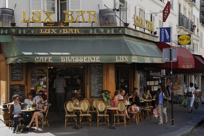 France, Paris (75), Montmartre, rue Lepic, la brasserie le Lux Bar, terrasse et passants