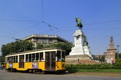 Italie, Lombardie, Milan, tramway sur la place largo Cairoli devant le Castello Sforzesco (château des Sforza)