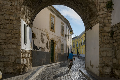 Portugal, Algarve, Faro, the old town, the medieval gate Arco do Repouso