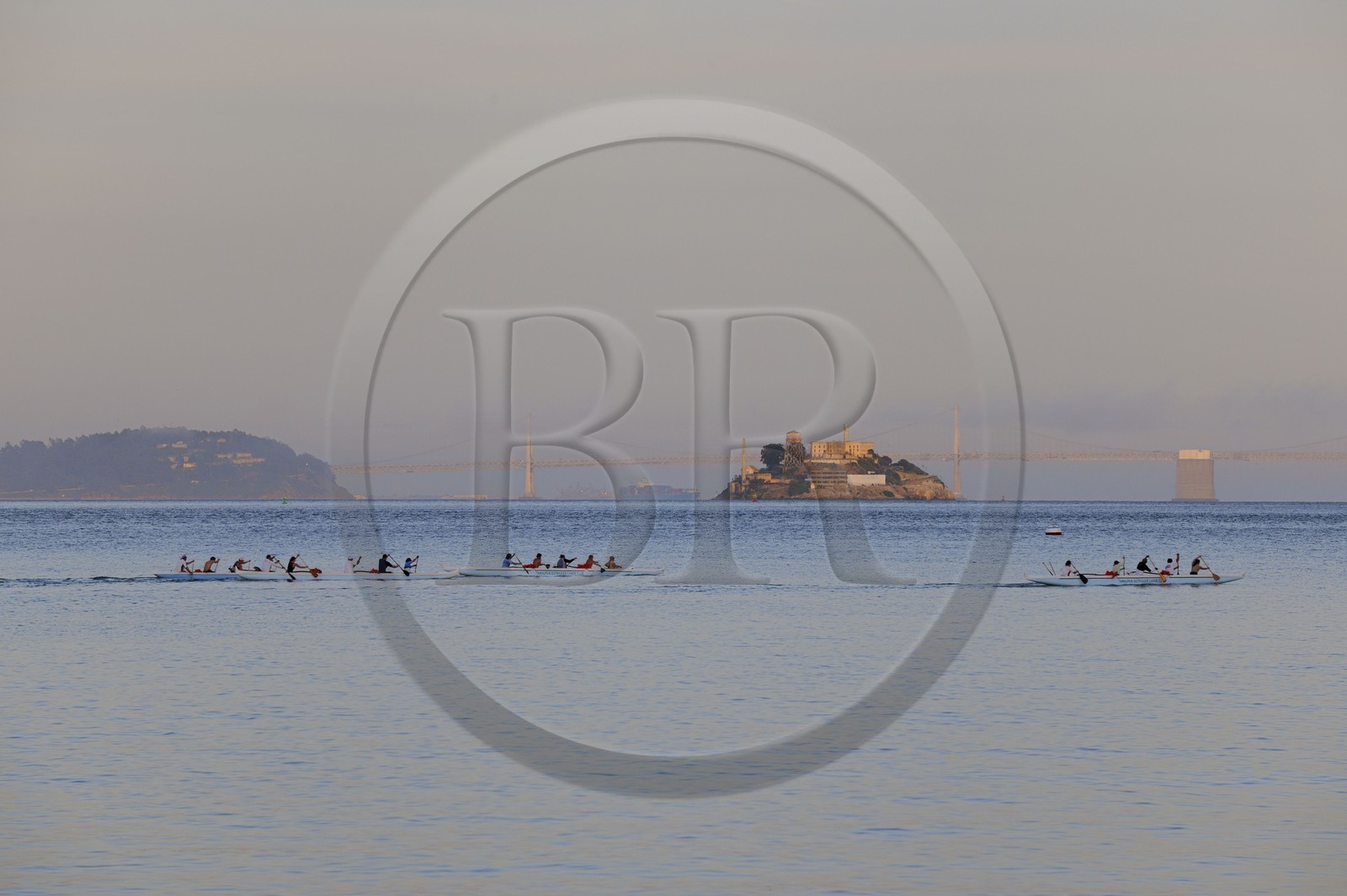 Etats-Unis, Californie, la baie de San Francisco, pirogues devant l'ile d'Alcatraz