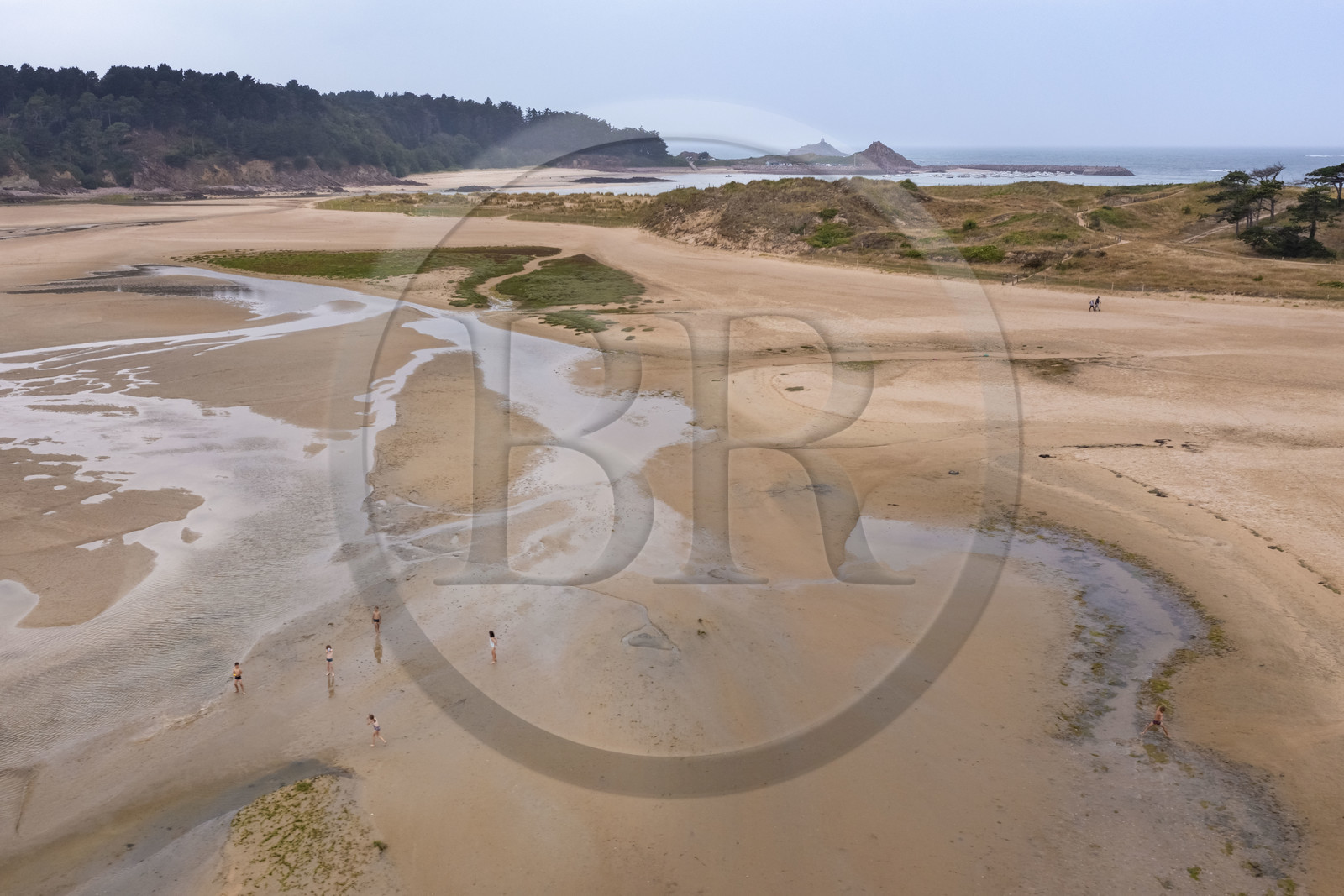 France, Côtes d'Armor (22), Grand Site de France Cap d'Erquy – Cap Fréhel, Fréhel, estuaire de la rivière l'Islet aux Sables d'Or les Pins (vue aérienne)