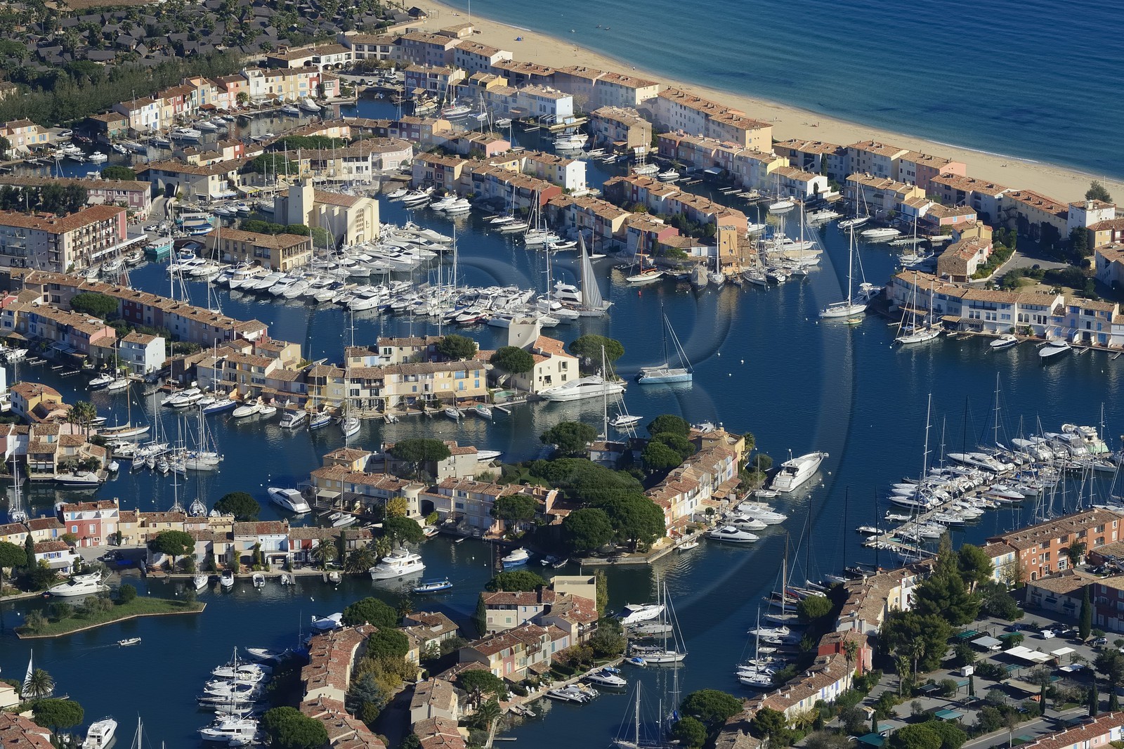 France, Var (83), golfe de Saint-Tropez, la cité lacustre de Port-Grimaud (vue aérienne)