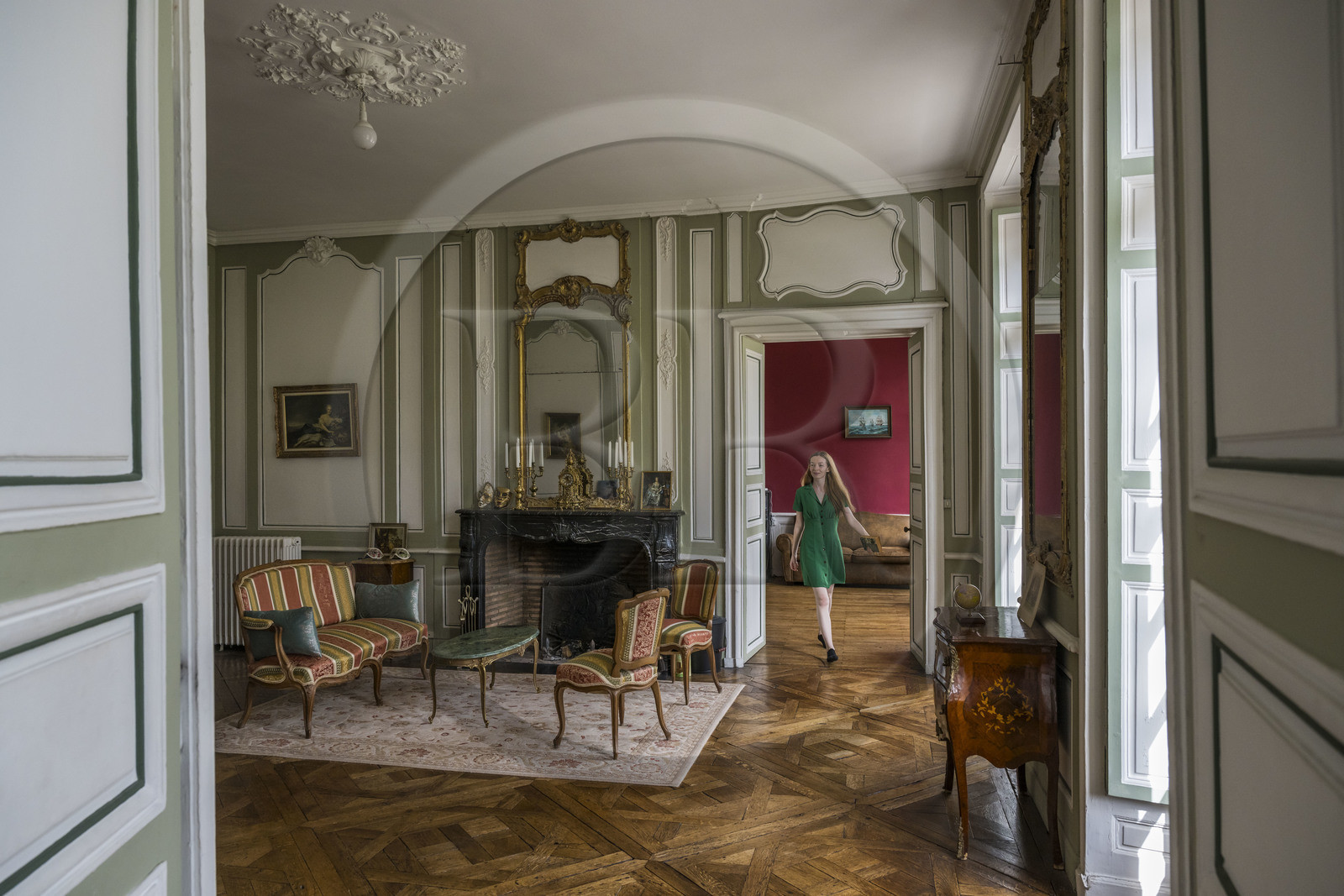 France, Loire-Atlantique (44), Nantes, maison d'armateur, la chorégraphe Morgane Vidal dans son appartement avec parquets à la Versailles du 10 quai Turenne sur l'ancienne Ile Feydeau, ayant subi très peu de transformations et daté de 1755-56