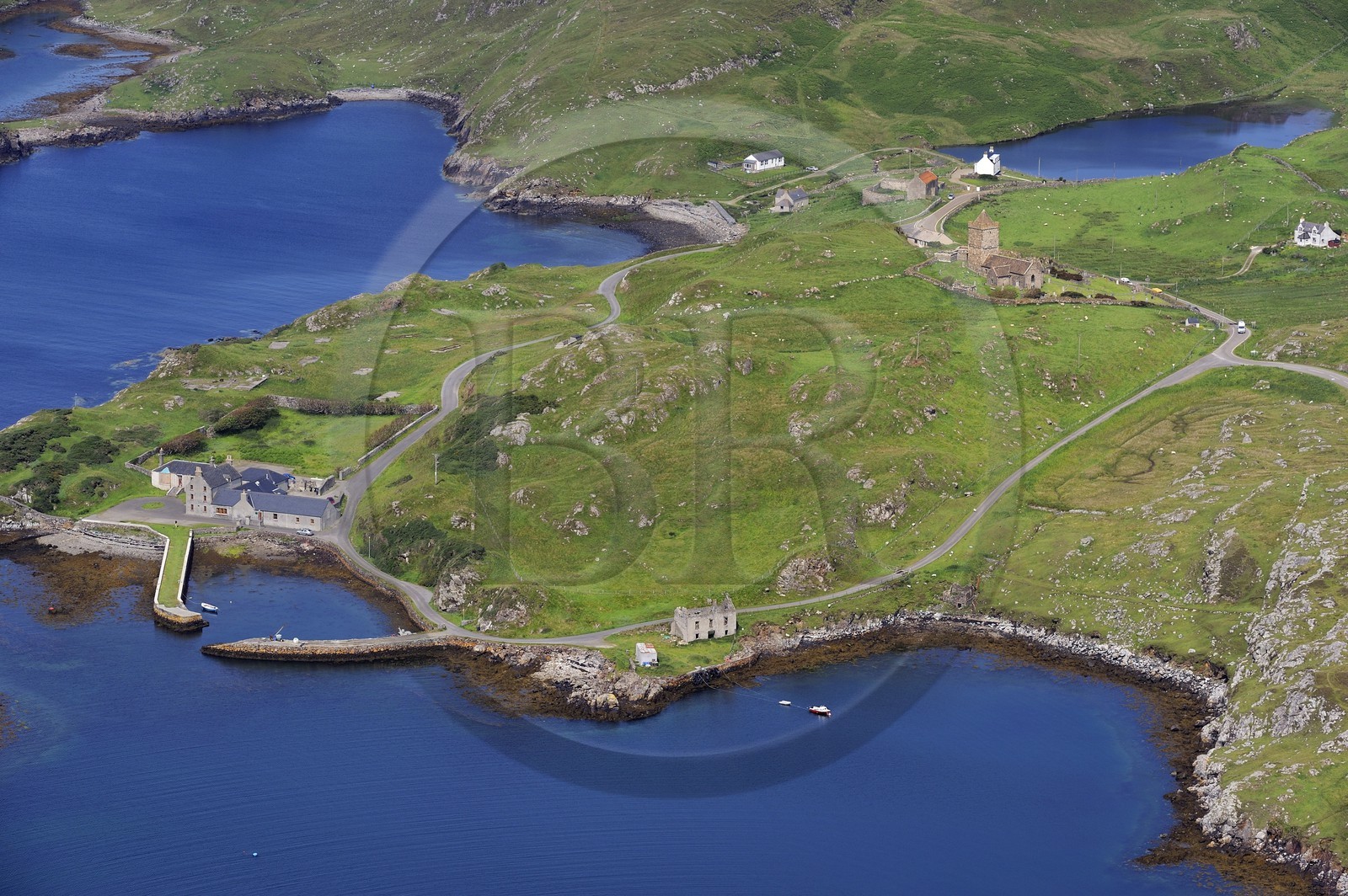 Royaume-Uni, Ecosse, Hébrides extérieures, Ile de Lewis et Harris, South Harris, Rodel, église médiévale et petit port (vue aérienne)