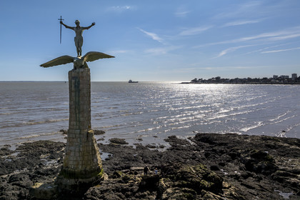 France, Loire-Atlantique (44), Estuaire de la Loire, Saint-Nazaire, la Grande plage, Monument Americain appelé Sammy édifié en mémoire du débarquement américain du 26 juin 1917 à Saint-Nazaire sur le front de mer (vue aérienne)
