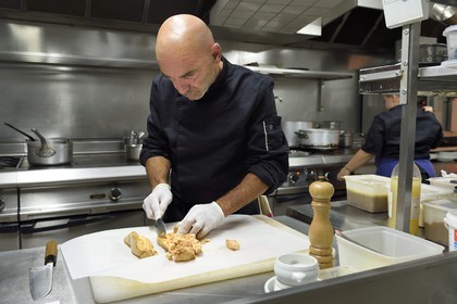 France, Dordogne, Perigord Noir, Dordogne valley, Sarlat la Caneda, the Chef Patrick Lavergne from the restaurant Presidial prepares a lobe of foie gras