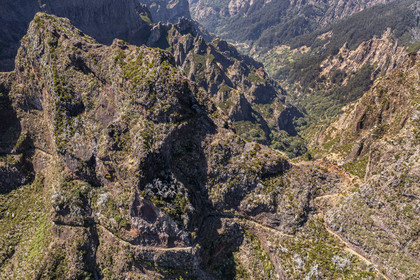 Portugal, Ile de Madère, randonnée sur le Vereda do Areeiro entre les monts Pico Ruivo (1862m) et Pico Arieiro (1817m), randonneurs franchissant le Pico Das Torres (vue aérienne)