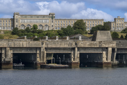 France, Finistère (29), Brest, l'arsenal, la Rade-Abri du port militaire base navale de la Marine nationale, l'ancienne base sous-marine construite par l'occupant allemand et le centre d'instruction naval dans les bâtiments de l'ancienne Ecole navale