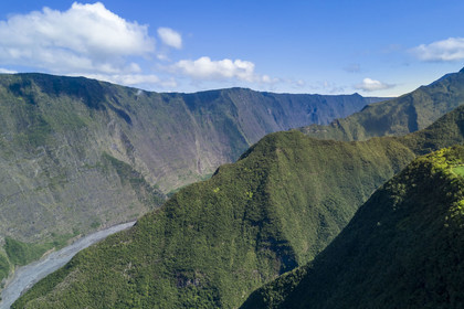 France, Ile de la Reunion, Saint-Joseph, Grand-Coude, plateau situé entre la rivière des Remparts à l'Ouest (ici à gauche) et la rivière Langevin à l'Est (vue aérienne)