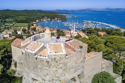 France, Var (83), Iles d'Hyères, parc national de Port Cros, Ile de Porquerolles, le village et le port de Porquerolles vus depuis le chateau Sainte-Agathe