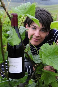 France, Côte d'Or (21), Vosne Romanée, la viticultrice bio Cécile Tremblay