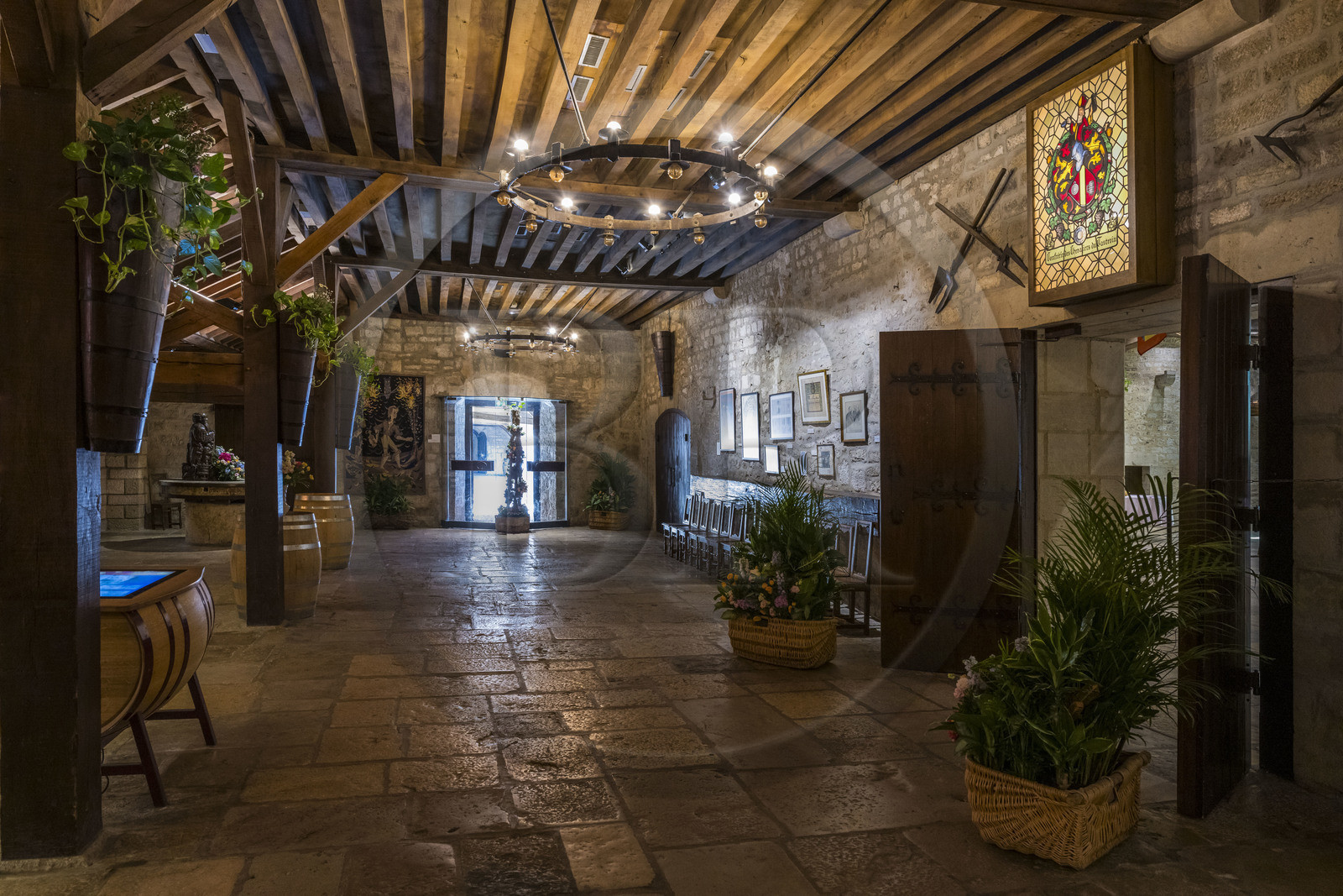 France, Côte-d'Or (21), Paysage culturel des climats de Bourgogne classés Patrimoine Mondial de l'UNESCO, Route des Grands Crus, vignoble de la Côte de Nuits, Vougeot, le Chateau du Clos de Vougeot, le Grand Cellier et siège de la Confrérie des Chevaliers du Tastevin