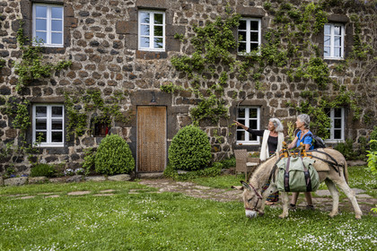 France, Haute-Loire (43), Bouchet-Saint-Nicolas, randonnée avec un âne sur le chemin de Stevenson (GR 70), Marie nous reçoit dans sa maison d'hotes Le Potala