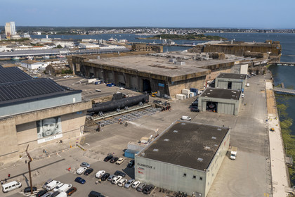France, Morbihan (56), Lorient, Lorient La Base, ancienne base de sous-marins construite par les Allemands durant la Seconde Guerre mondiale (vue aérienne)