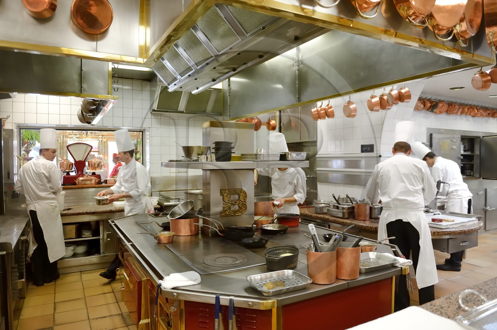 France, Rhône (69), Collonges-au-Mont-d'Or, Restaurant L'Auberge du Pont de Collonges de Paul Bocuse, trois étoiles au Guide Michelin depuis 1965, la brigade de Paul Bocuse en cuisine